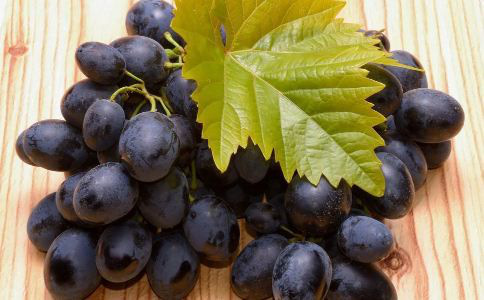 秋天一种水果竟是“万能灵药” 在众多秋天时令水果中，葡萄绝对是大家的“宠儿”。其滋味酸甜，颜色诱人，而且营养价值非常高，有缓解疲劳、助消化、预防心脑血管疾病等功效，是秋天的首选水果。而且，“吃葡萄要不吐葡萄皮”还是一则护心良方哦。      葡萄的营养价值 1、葡萄中含有矿物质钙、钾、磷、铁以及多种维生素B1、维生素B2、维生素B6、维生素C和维生素P等，还含有多种人体所需的氨基酸，常食葡萄对神经衰弱、疲劳过度大有裨益。 2、葡萄中的糖主要是葡萄糖，能很快的被人体吸收。当人体出现低血糖时，若及时饮用葡萄汁，可很快使症状缓解。 3、葡萄中的多种果酸有助于消化，适当多吃些葡萄，能健睥和胃。 4、法国科学家研究发现，葡萄能比阿斯匹林更好地阻止血栓形成，并且能降低人体血清胆固醇水平，降低血小板的凝聚力，对预防心脑血管病有一定作用。 5、中医认为葡萄性平、味甘酸，入肺、脾、肾经，有补气血、益肝肾、生津液、强筋骨、止咳除烦、补益气血、通利小便的功效。  葡萄的正确吃法：吃葡萄要不吐葡萄皮 葡萄怎么吃？应该要连皮一起吃。有心血管病专家指出，“吃葡萄要不吐葡萄皮”不仅是一句绕口令，还是一则护心良方。因为葡萄皮中所含的白藜芦醇，具有预防动脉粥样硬化、调整血脂、抑制血小板凝结、降低血液黏稠度及增强免疫力等作用。      吃葡萄不但不吐葡萄皮，同时还可以连葡萄籽一起吃下去。因为葡萄籽中有一种很强的抗氧化、抗衰老物质称为原花青素，它的功效比维生素C、维生素E高数十倍。但需要注意的是，葡萄籽生硬酸涩，不容易被消化，肠胃功能不好的朋友和儿童建议不要尝试。如果要吃葡萄籽，也要嚼烂，并且适量。  葡萄的正确清洗方法 在食品安全堪忧的今天，果皮的灰尘、农药等物质很难让人放心的把皮也一起吃下去。吃葡萄不吐葡萄皮，那一定得把葡萄清洗干净了。怎么洗呢？据专家介绍，选好葡萄后，先把坏的、破皮的选出来，然后将整串葡萄放进清水中，并加入水量三分之一的面粉，浸泡5-10分钟。之后，再抓住整串葡萄来回轻轻摇动，便可将杂质、虫等清洗干净。待杂质等浮到水面，将葡萄拿出，再用流水反复清洗5分钟即可。      不宜吃葡萄的人群 需要注意的是，葡萄虽好，却并非人人都适合。比如糖尿病人、腹泻患者就不宜吃葡萄。 糖尿病人：葡萄里面含有大量的果糖，对于患有糖尿病的人来说容易导致血糖上升，所以糖尿病人平时尽量不要吃葡萄，而且葡萄吃多了也容易导致普通人出现糖尿病。 腹泻患者：经常腹泻的人最好少吃一点葡萄，因为葡萄具有助消化的效果，如果出现腹泻再吃葡萄，就会加剧腹泻的症状，所以腹泻的人最好少吃一点葡萄。 脾胃虚寒的人：很多人体质虚弱，脾胃有虚寒的症状，这时候大家最好不要吃新鲜的葡萄，容易导致体质下降，引发寒症入侵，如果需要补充维生素和氨基酸，最好以其他水果代替。
