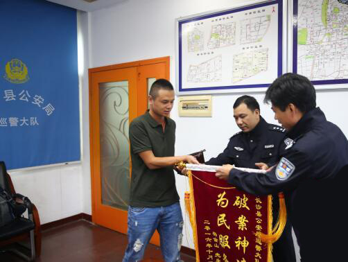 长沙县公安局破获4起入室盗窃案和盗窃车内财物案