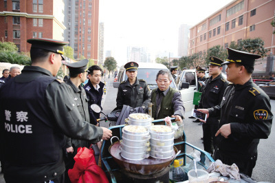长沙县行政执法局联合星沙街道彻底取缔东一路马路市场