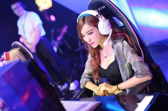 电竞女团:荧光灯背后的举步维艰