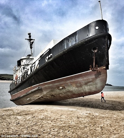 英国滩头漂来80吨幽灵船:1965年下水