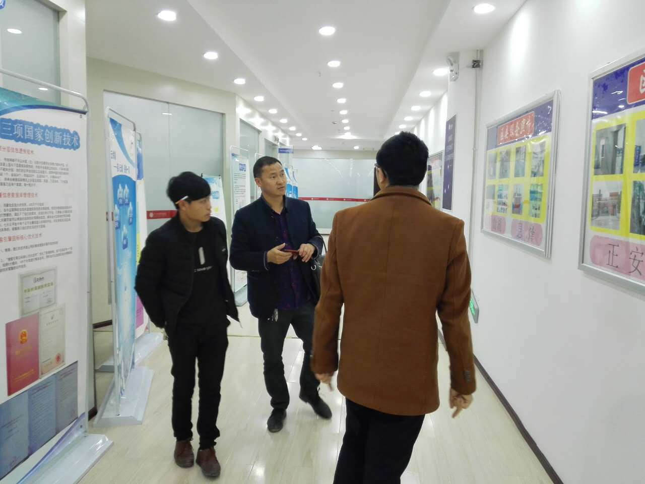 贵安新区高峰镇王家院村马场镇白云村带头