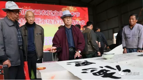 山西临猗县老年书画协会艺术家们挥毫泼墨共庆卓里村农民艺术节