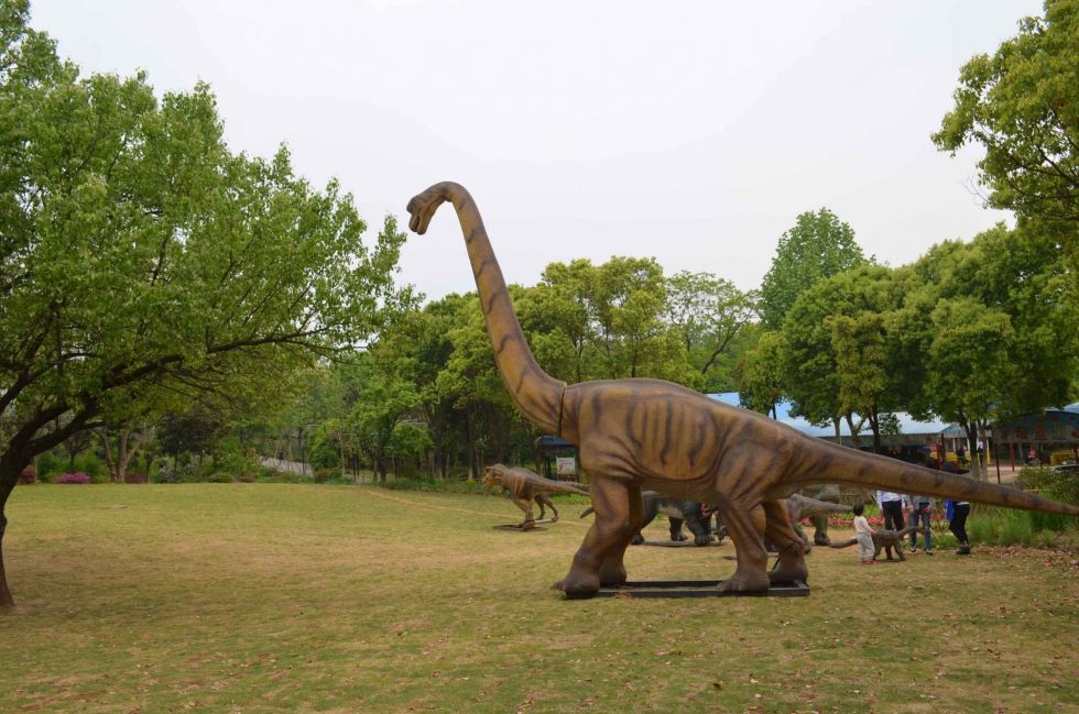 4月26日上午，合肥野生动物园从南京借展的一批“大物”——恐龙突降合肥野生动物园。