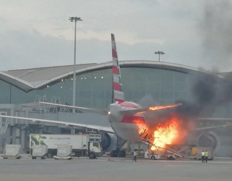 一飞机在香港机场装货时发生火灾 火情已被控制