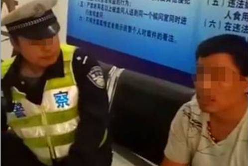 涿州交警凭一张纸条 帮助离家出走14年男子返