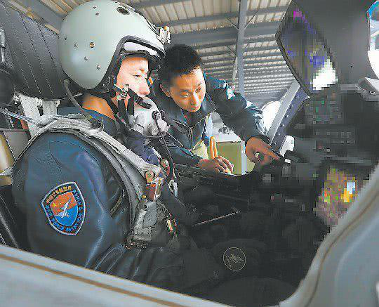 中国歼16座舱首度公开 两先进技术足以藐视苏