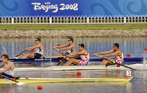 文克莱沃斯兄弟-2008 年的北京奥运会皮划艇赛的照片。