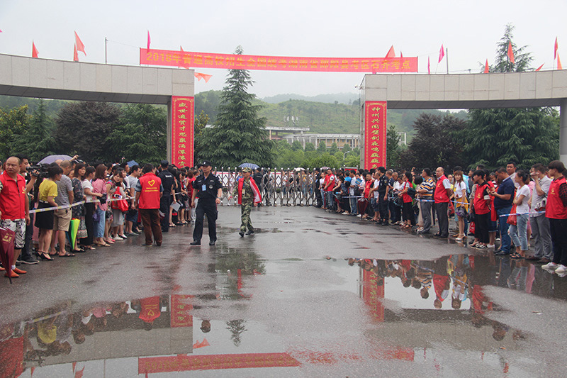 邵阳县志愿者爱心护考在行动