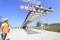 我国在建最东端快速铁路改造工程佳鹤铁路开始铺轨