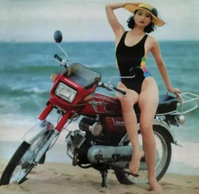 老照片:80年代一对在长城游玩的情侣,30年前摩托车挂历女郎宣传照