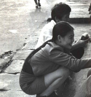 老照片：清末旗人勋贵家就餐的一幕，90年代3位正坐在店前的女子