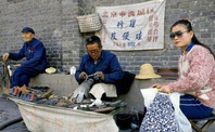 老照片:80年代北京一位年轻姑娘的留影,上一对年轻的摩登男女青年 北京西城，一个修鞋的老大爷和时髦的顾客