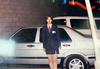 老照片:清朝末年1位体型怪异的男子,90年代1位酒店大堂经理的留影